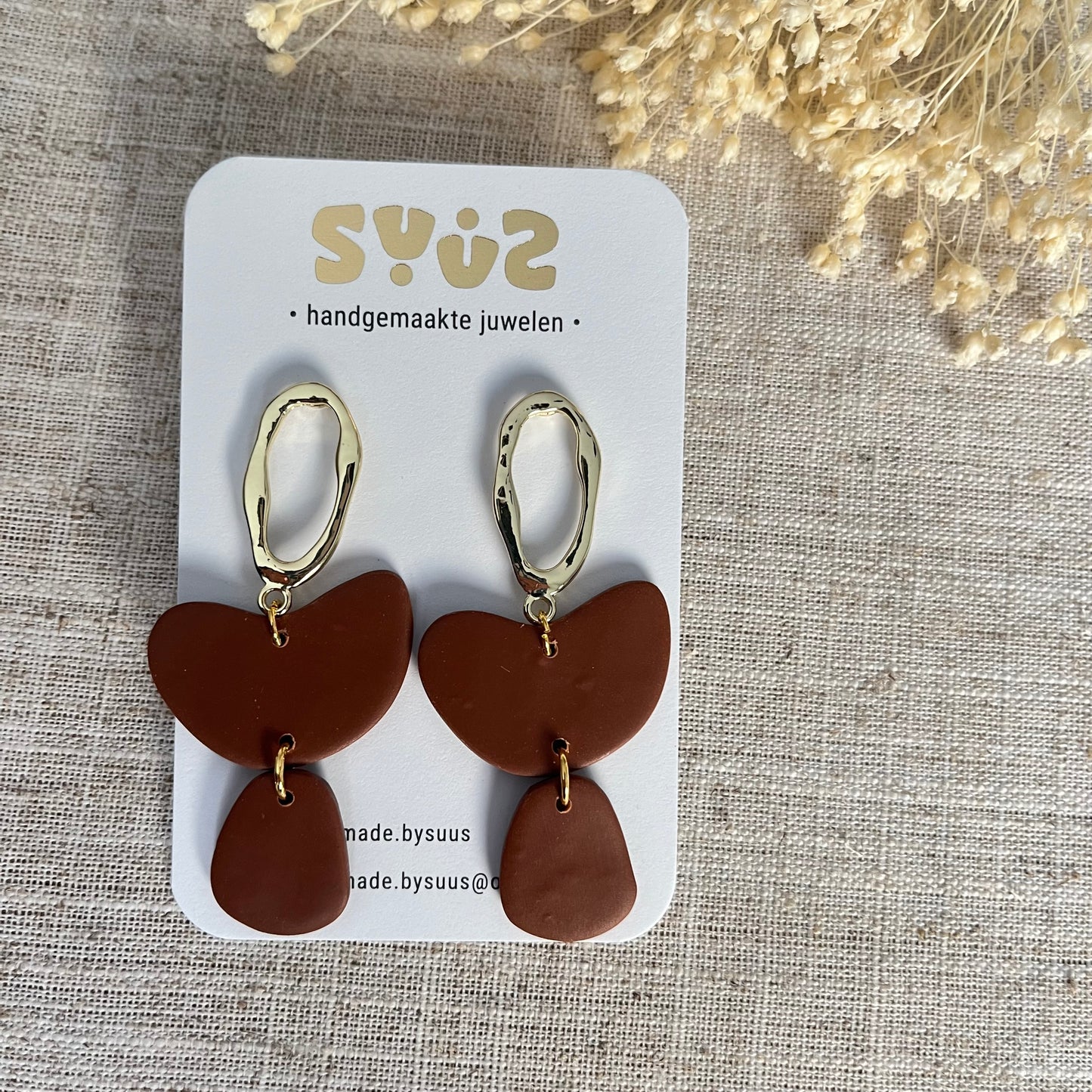 Grote hangers bruin